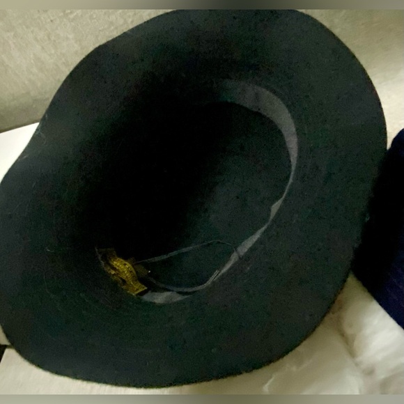 🦚ñCallanan American estyle hat(NWT)
Structured Brim Cloche with Bow Accent🦚#MI - Picture 2 of 10